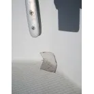 補修跡のようですが、現オーナーさんもテープを剥がしていないので、状態は分かりません。室内の方(裏側)には全くキズがありません。