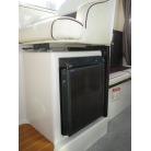 冷蔵庫は操船席シートの下です。