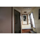 中央の扉から操船室へ移動可