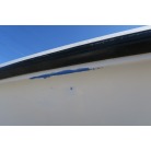 塗装が剥がれ元色が出ています。