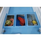 （中央：イケス、　左右：収納庫）