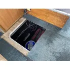 (操船席脇の床下)