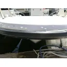 ガンネル上のFRP部分にある白いポツポツは水滴です。