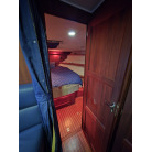 ギャレー横から奥の部屋へ入口