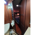 ギャレー横化粧室から奥の部屋　