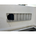 換気口に割れ（左舷）