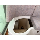 小さいほうの座面をめくると清水タンクがあります