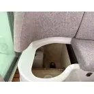 小さいほうの座面をめくると清水タンクがあります