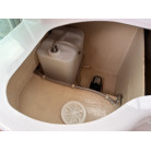 小さいほうの座面をめくると清水タンクがあります