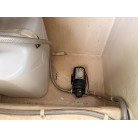 小さいほうの座面をめくると清水タンクがあります