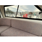 大きいほうの背もたれを外すと収納スペースがあります