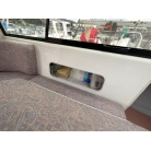 大きいほうの背もたれを外すと収納スペースがあります