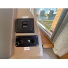 エンジンスイッチと、サーチライトの操作パネル(本体は取り外し済み)
